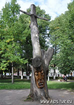Деревянная скульптура в Парке Эспланады в Хельсинки